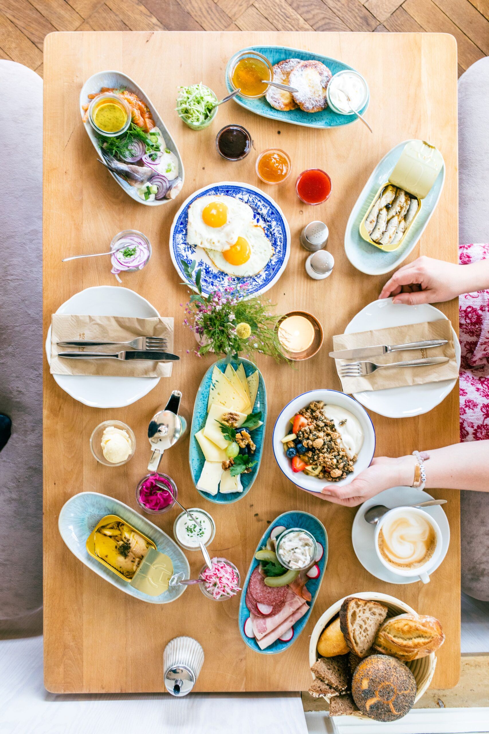 Lund Frühstueckstisch frisch gedeckt mit Sauerteigbrot, Spiegelei und mehr