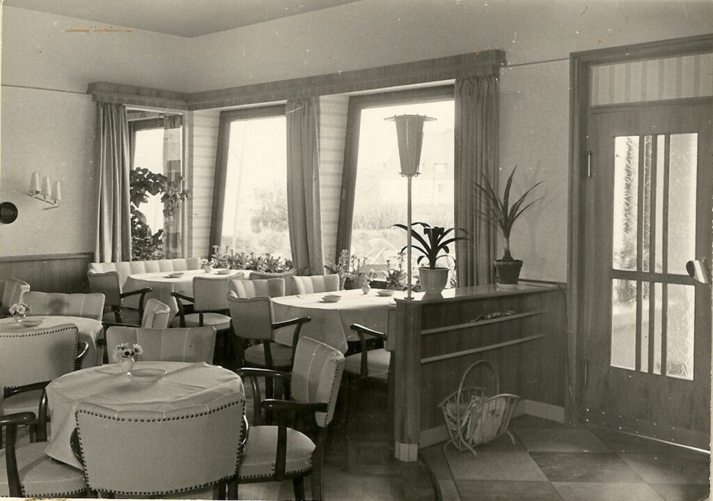 Ein Schwarz-Weiß-Foto eines Esszimmers, das die „Über uns“-Ästhetik zeigt.