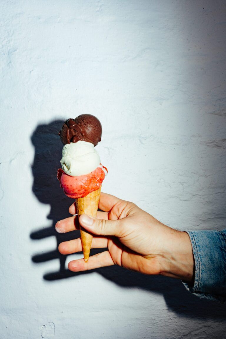 Eiswaffel mit drei Kugeln hausgemachtem Eis von Lund