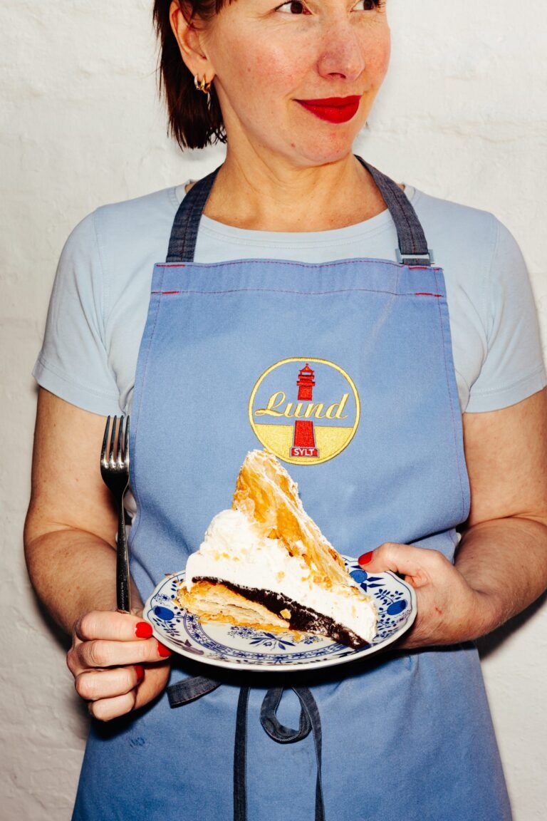 Julia Lund mit einem Stück Friesentorte