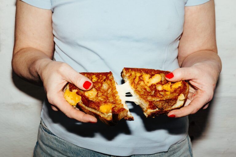 Grilled Cheese aus Lund-Sauerteigbrot mit geschmolzenem Käse