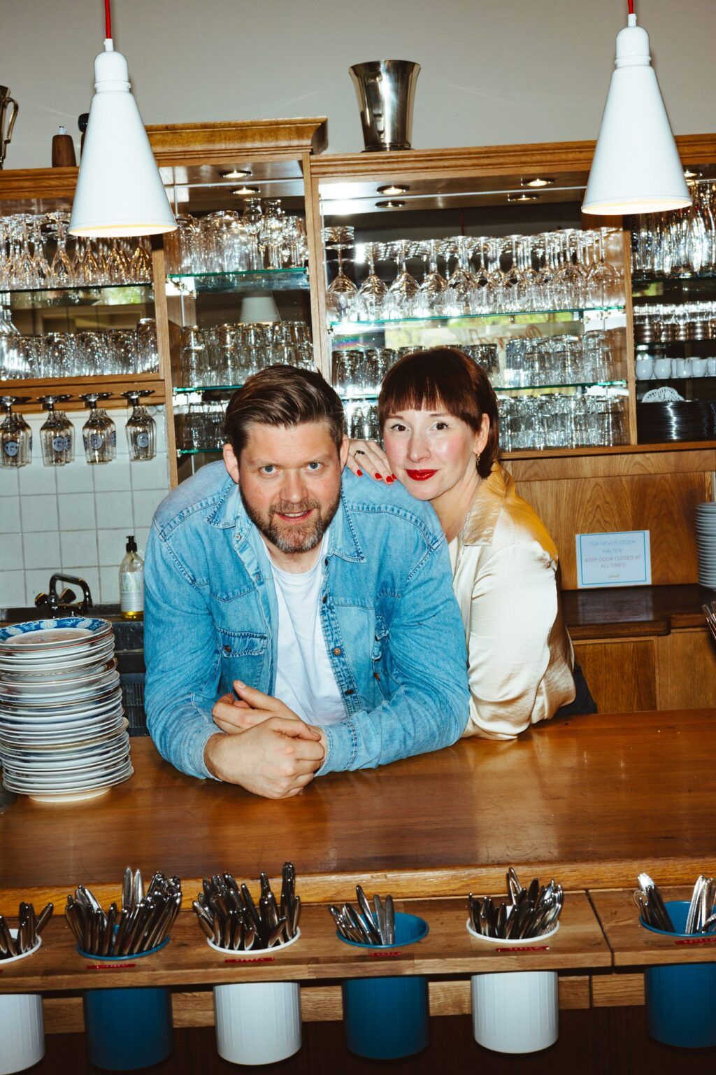 Julia und Jens Lund an der Theke ihres Cafés in Hörnum