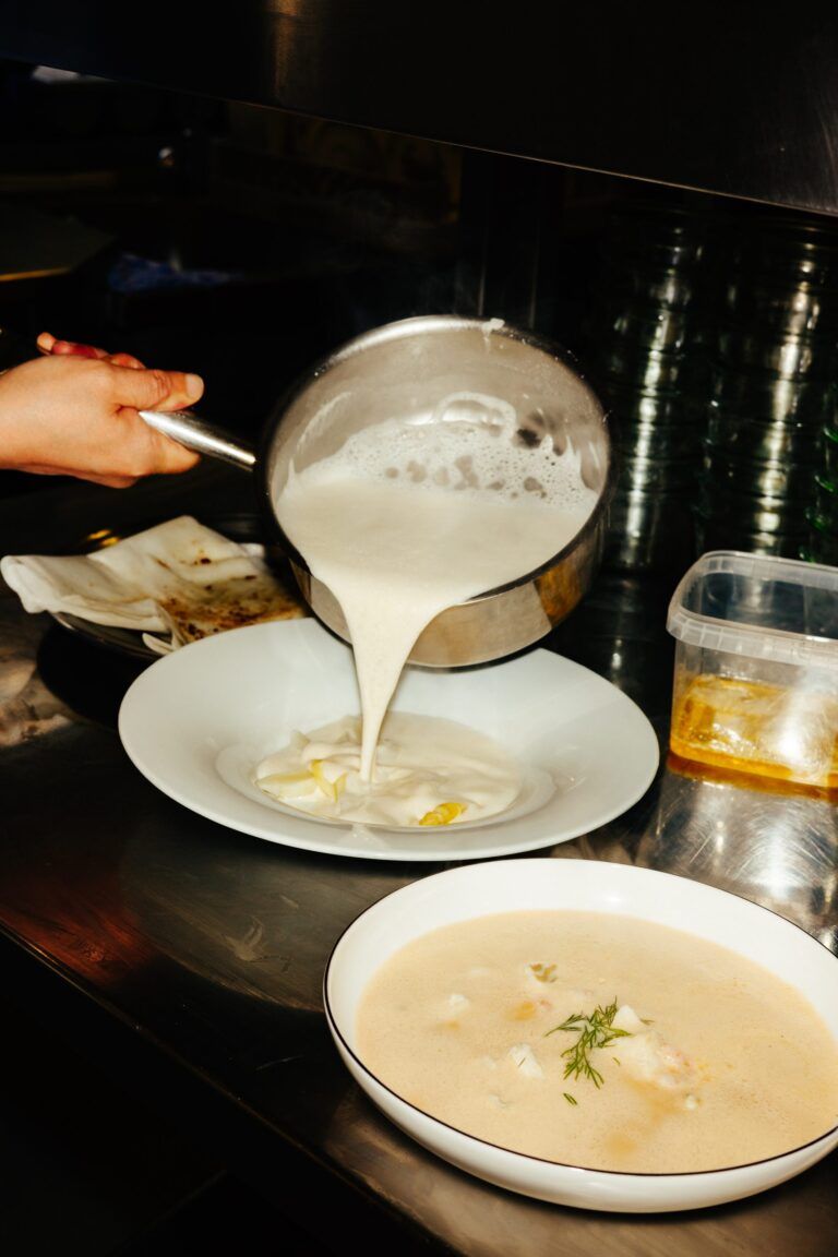 In der Lund-Küche wird hausgemachte Fischsuppe angerichtet