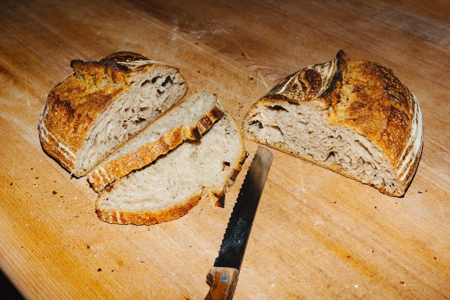Angeschnittenes Sylter Sauerteigbrot aus der Lund-Backstube
