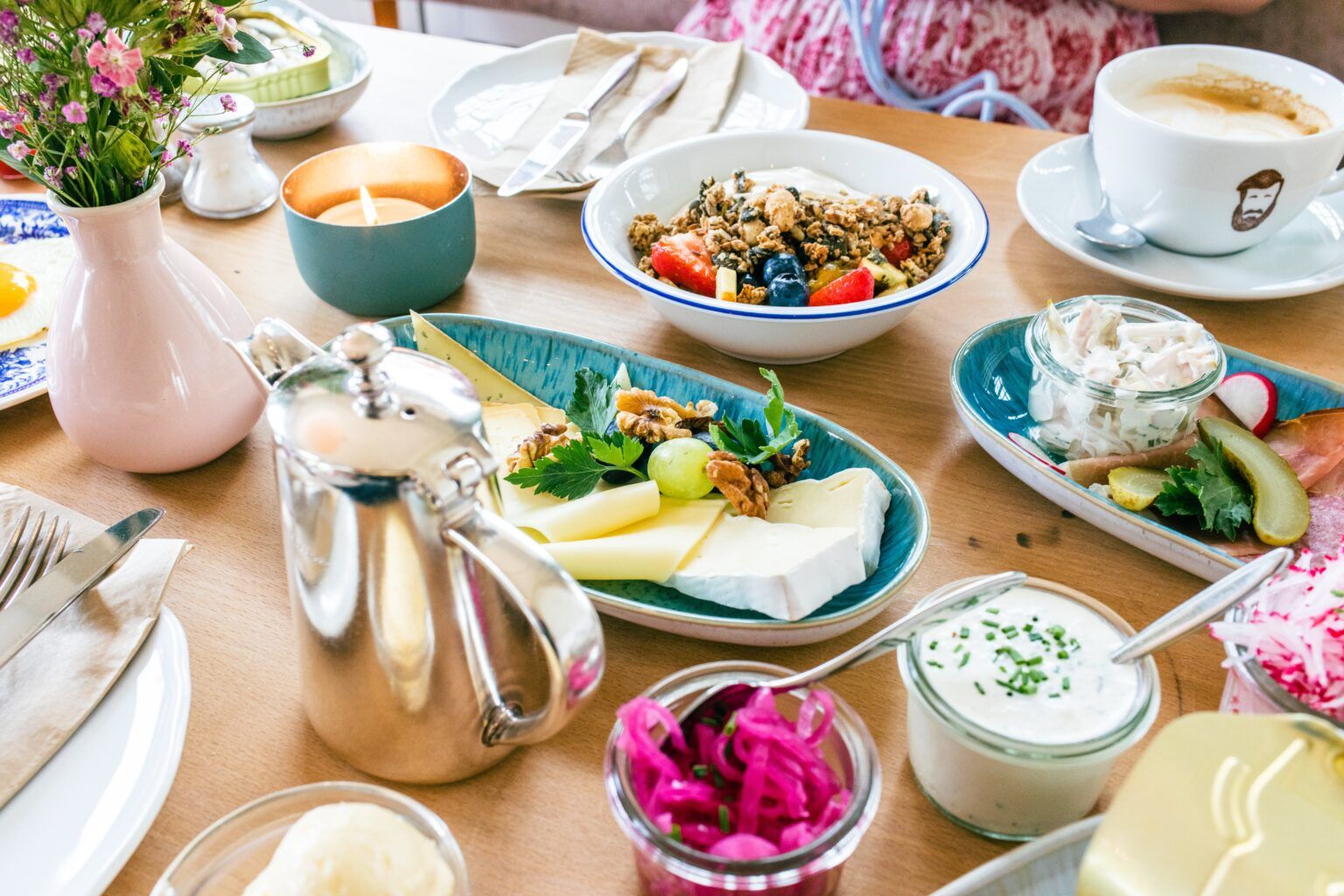 Frühstück bei Lund mit Kaffee und Sauerteigbrot